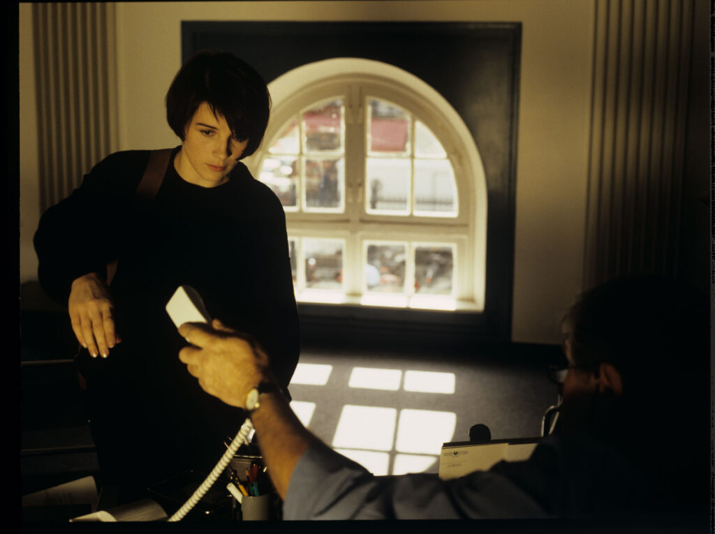 Julie (Juliette Binoche) during a check-up visit to the doctor (Claude Duneton).