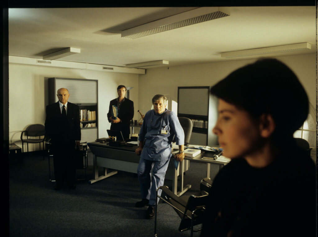 Julie (Juliette Binoche) during a check-up visit to the doctor (Claude Duneton).