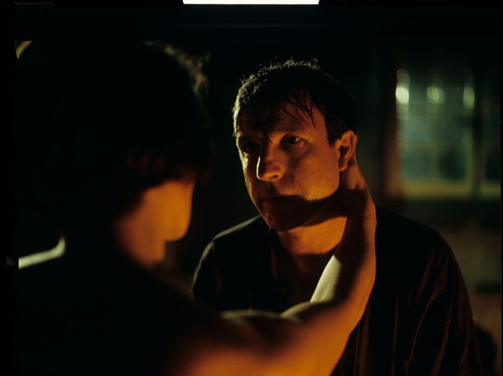In love with Julie (Juliette Binoche), Olivier (Benoît Régent) arrives at night at her request to an estate outside Paris.
