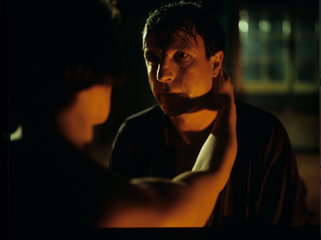 In love with Julie (Juliette Binoche), Olivier (Benoît Régent) arrives at night at her request to an estate outside Paris.
