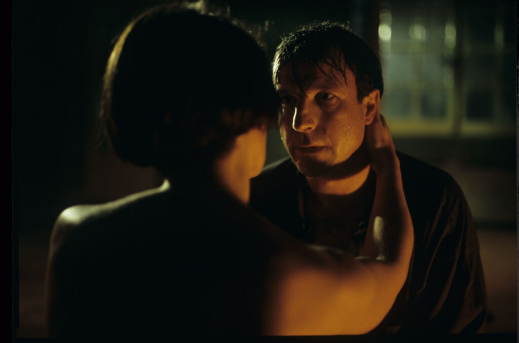 In love with Julie (Juliette Binoche), Olivier (Benoît Régent) arrives at night at her request to an estate outside Paris.