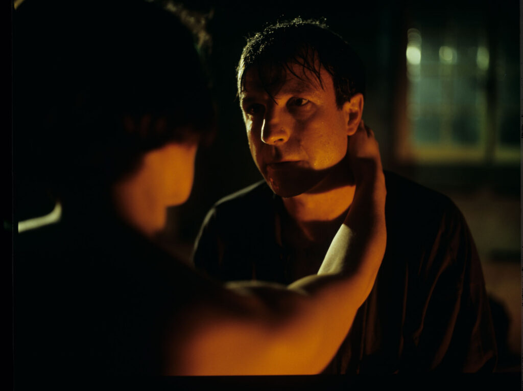 In love with Julie (Juliette Binoche), Olivier (Benoît Régent) arrives at night at her request to an estate outside Paris.