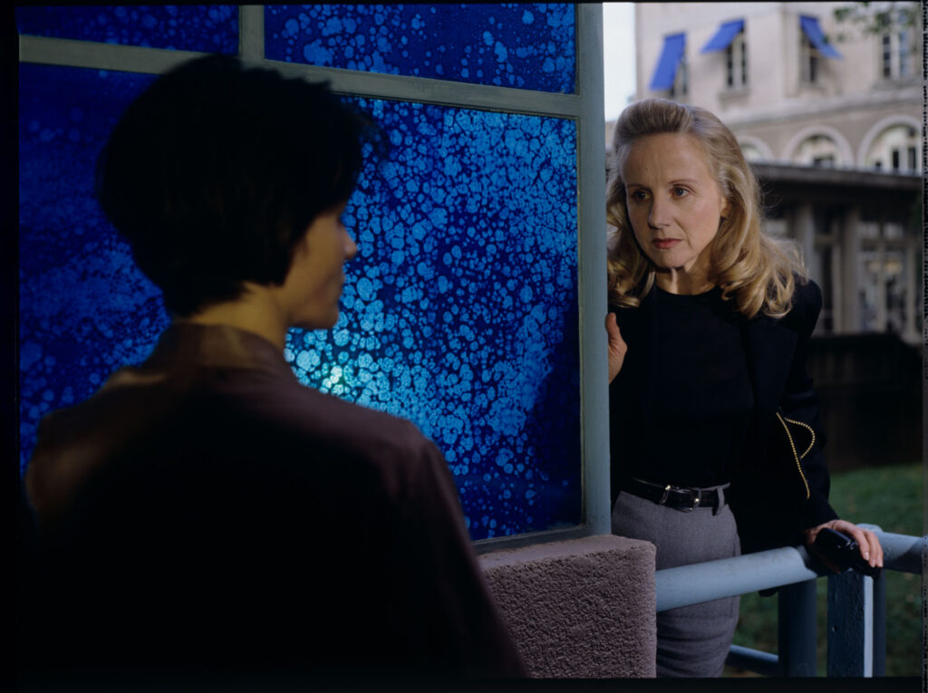 Julie (Juliette Binoche) during a conversation with a journalist (Helene Vincent).