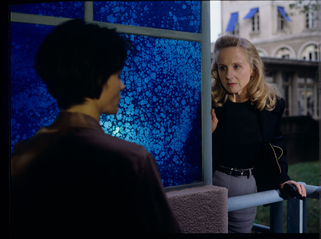 Julie (Juliette Binoche) during a conversation with a journalist (Helene Vincent).