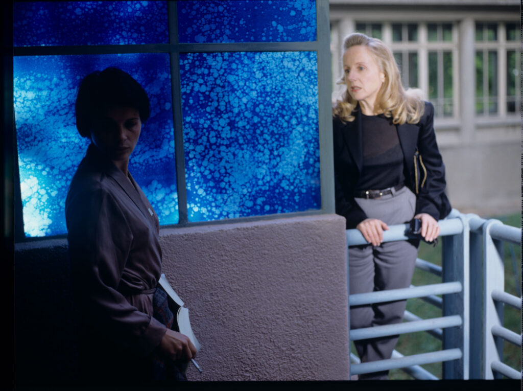 Julie (Juliette Binoche) during a conversation with a journalist (Helene Vincent).