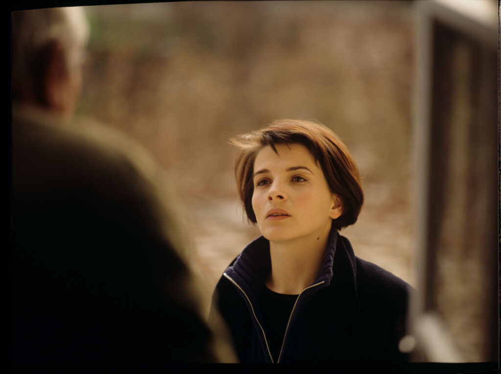 Julie (Juliette Binoche), after being released from the hospital, arrives at her estate outside Paris.