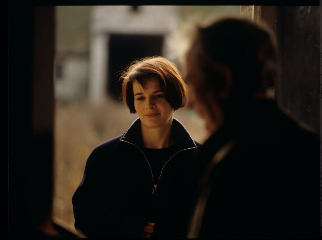 Julie (Juliette Binoche), after being released from the hospital, arrives at her estate outside Paris.