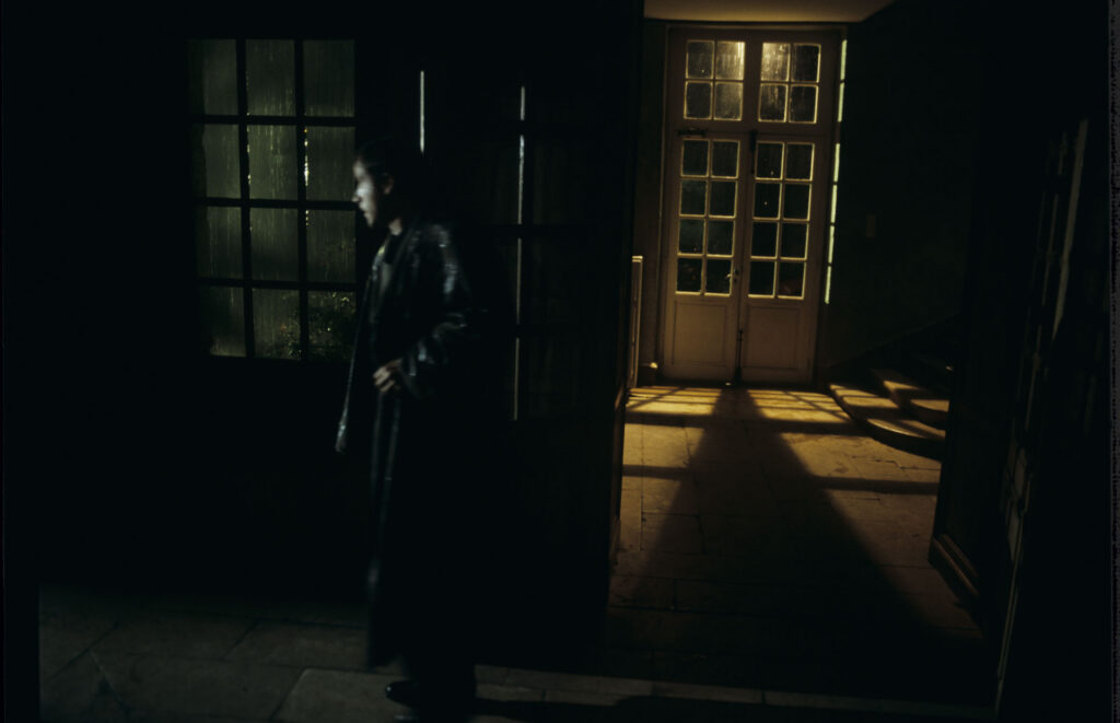 In love with Julie (Juliette Binoche), Olivier (Benoit Regent) arrives at night at her calling to a mansion outside Paris.
