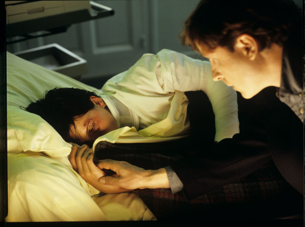 Olivier (Benoit Regent) visiting Julie (Juliette Binoche) in the hospital, after a car accident.