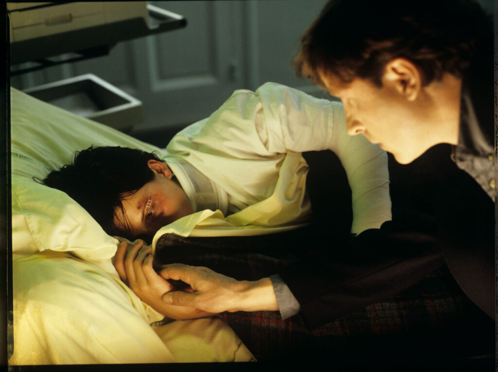 Olivier (Benoit Regent) visiting Julie (Juliette Binoche) in the hospital, after a car accident.