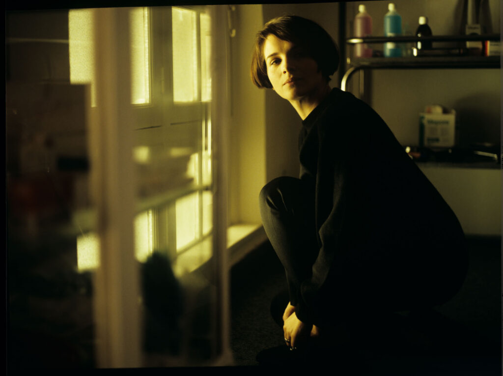 Julie (Juliette Binoche) po wizycie lekarskiej.