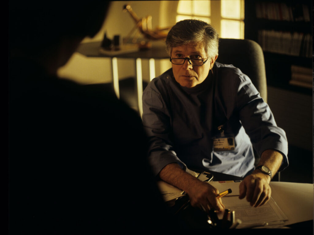 Julie (Juliette Binoche) talking to a doctor (Claude Duneton).