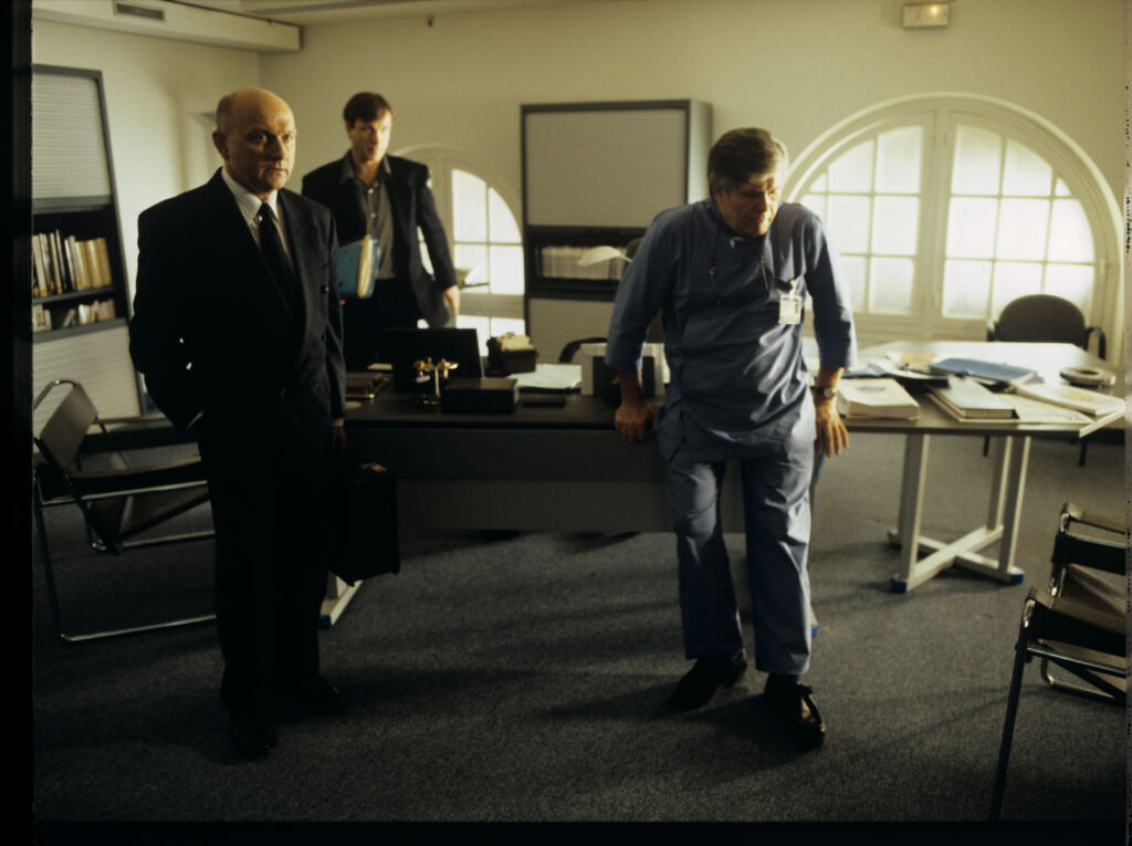 Benoit Regent (Olivier), Claude Duneton (lekarz) i Alain Decaux (prawnik rodziny de Coucy)na planie zdjęciowym.