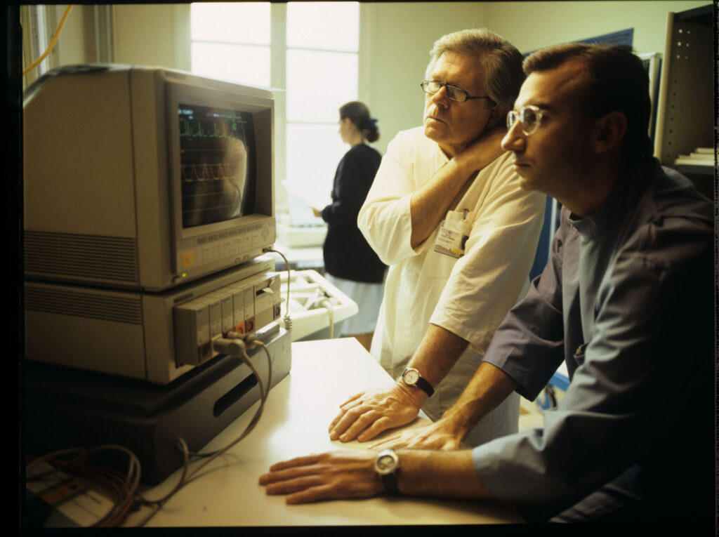Doctors (Claude Duneton) monitoring a patient's vital signs in the hospital's intensive care unit.