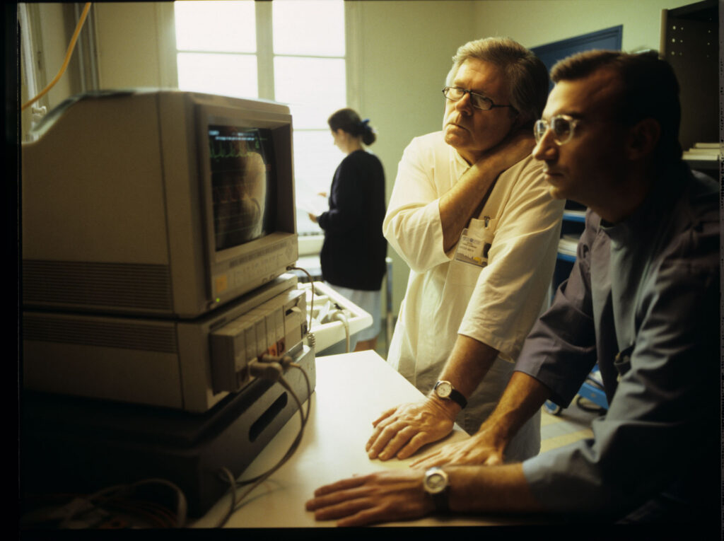 Doctors (Claude Duneton) monitoring a patient's vital signs in the hospital's intensive care unit.
