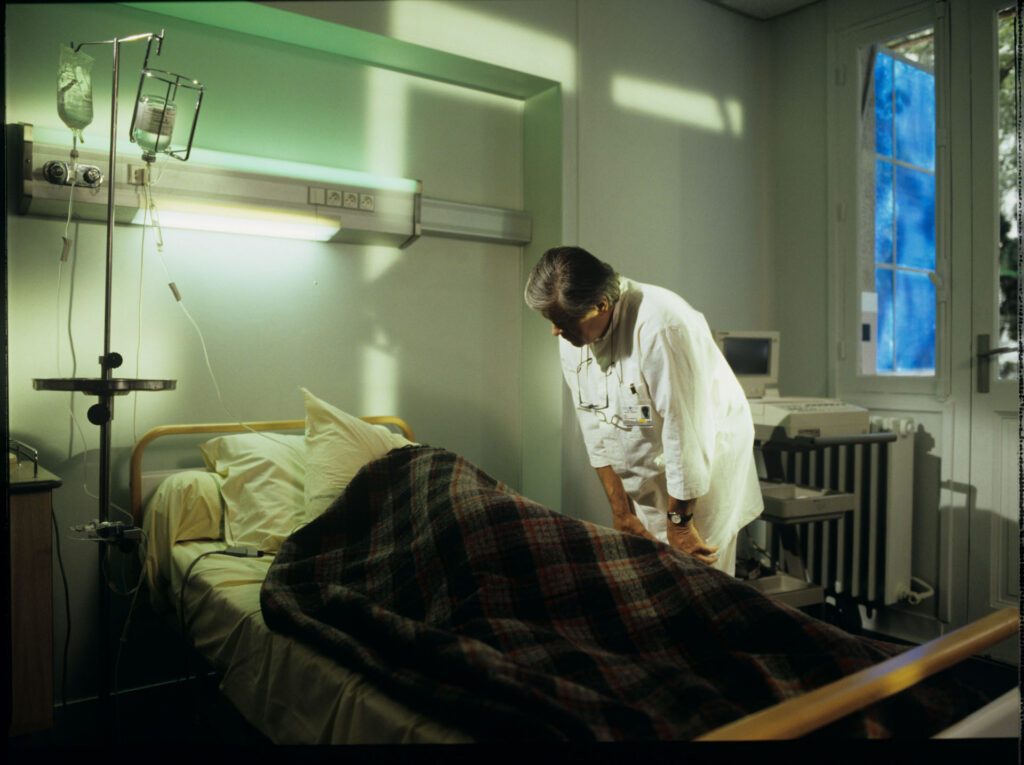 Doctor (Claude Duneton) informs Julie (Juliette Binoche) about the death of her husband and daughter.