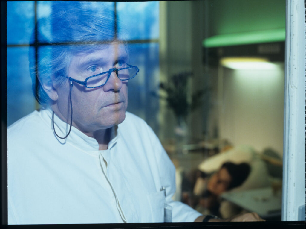 Doctor (Claude Duneton) informs Julie (Juliette Binoche) about the death of her husband and daughter.