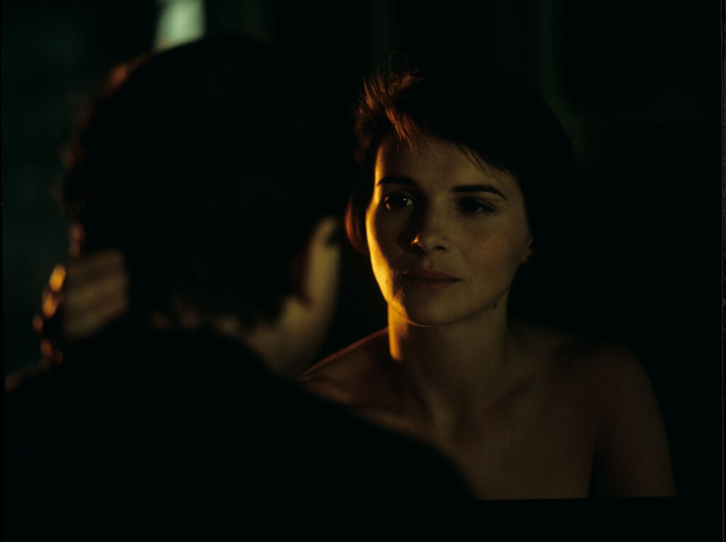In love with Julie (Juliette Binoche), Olivier (Benoît Régent) arrives at night at her request to an estate outside Paris.