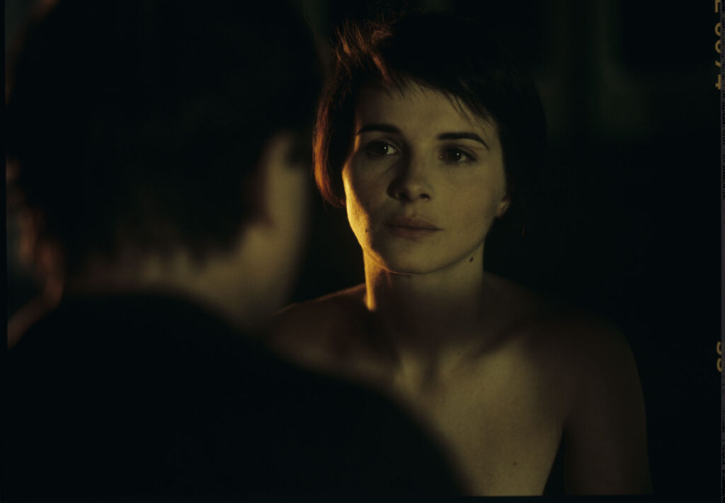 In love with Julie (Juliette Binoche), Olivier (Benoît Régent) arrives at night at her request to an estate outside Paris.