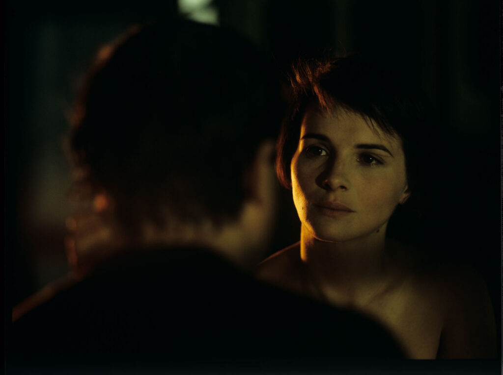 In love with Julie (Juliette Binoche), Olivier (Benoît Régent) arrives at night at her request to an estate outside Paris.