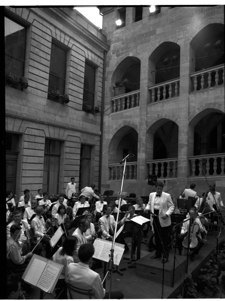 The orchestra was supposed to be shown in the film, but the scene was ultimately abandoned.