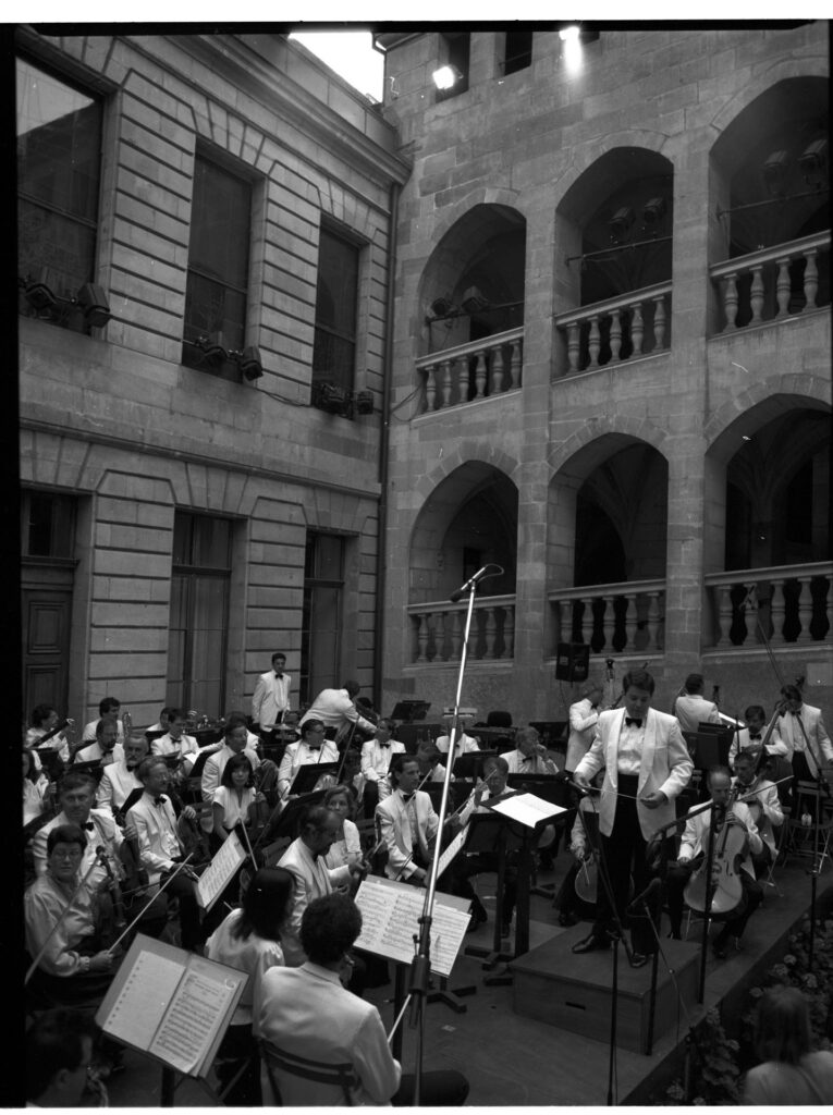 The orchestra was supposed to be shown in the film, but the scene was ultimately abandoned.