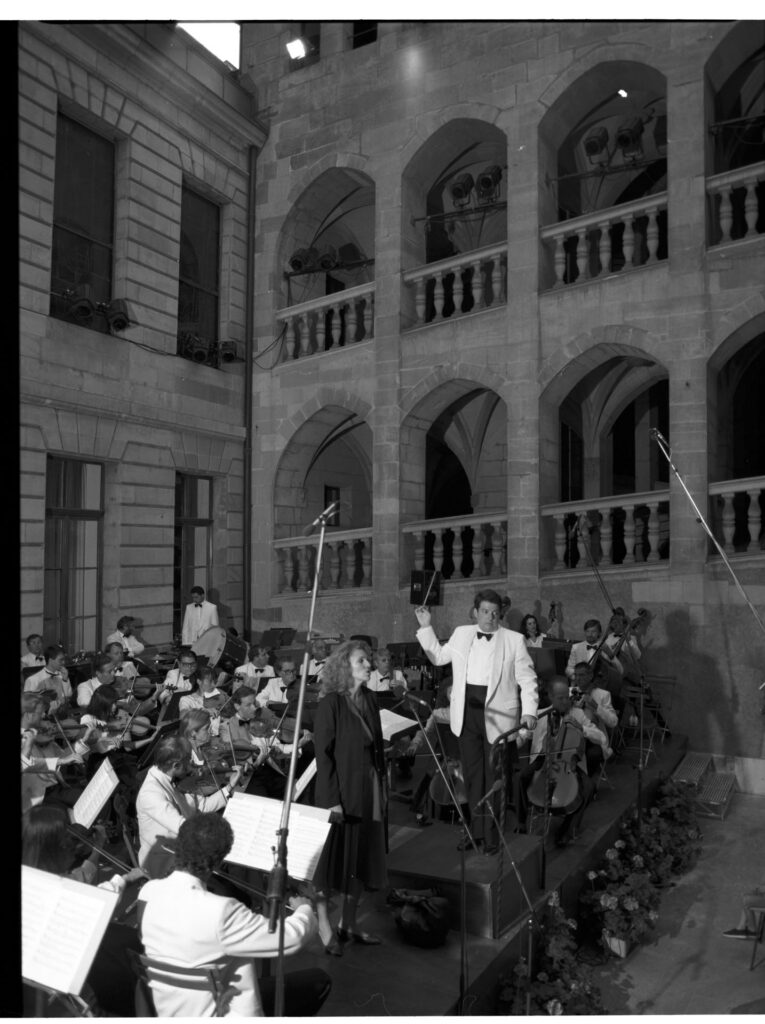 The orchestra was supposed to be shown in the film, but the scene was ultimately abandoned.