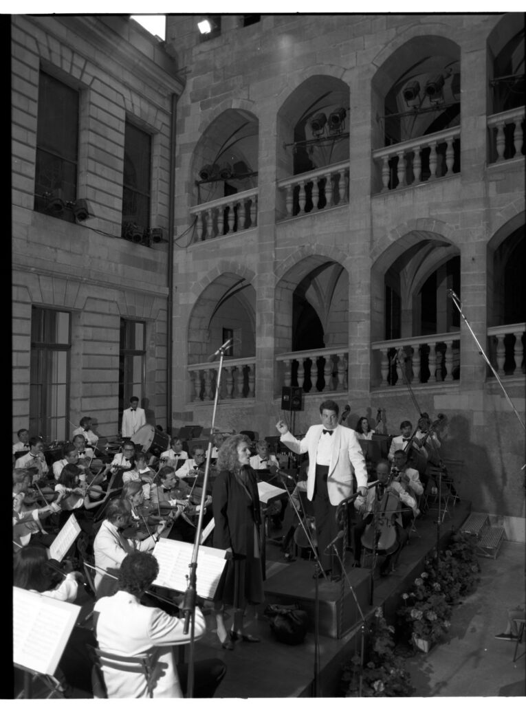 The orchestra was supposed to be shown in the film, but the scene was ultimately abandoned.