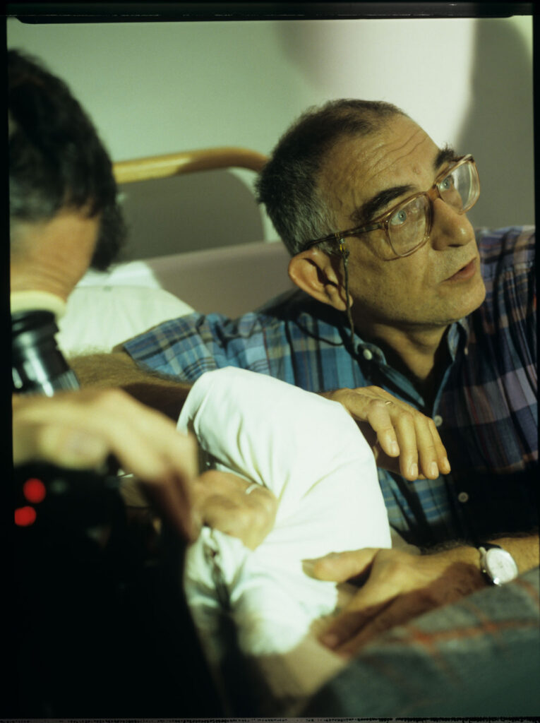 J. Binoche (jako Julie), K. Kieślowski (reżyser) i S. Idziak (operator) podczas sceny w szpitalu.