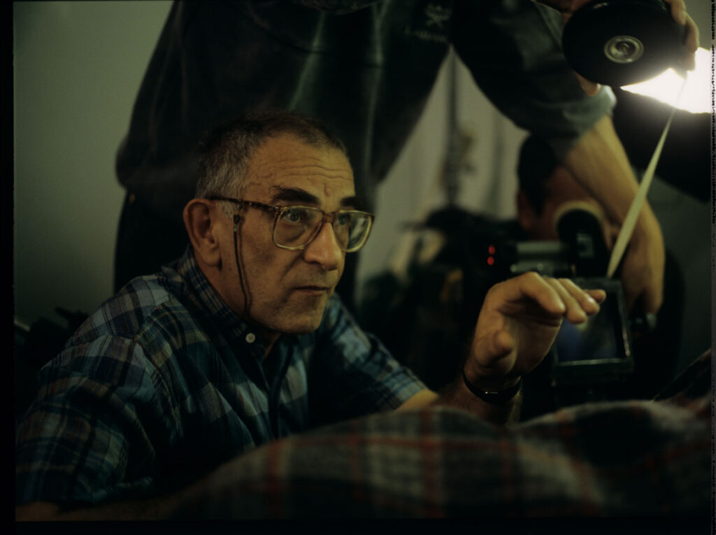 J. Binoche (jako Julie), K. Kieślowski (reżyser) i S. Idziak (operator) podczas sceny w szpitalu.