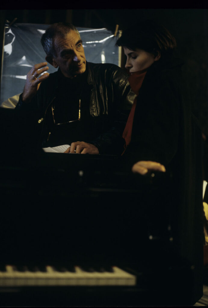 Krzysztof Kieślowski (reżyser) udziela wskzówek Julette Binoche (jako Julie) na planie zdjęciowym.
