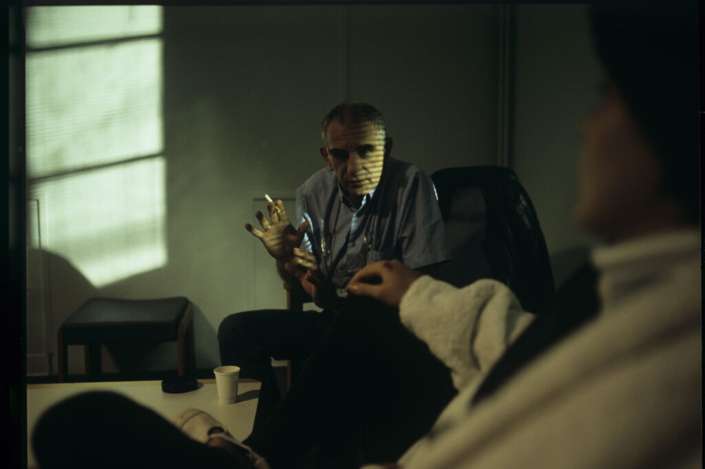 Krzysztof Kieślowski (reżyser) udziela wskazówek aktorce Juliette Binoche (odtwórczyni roli Julie).