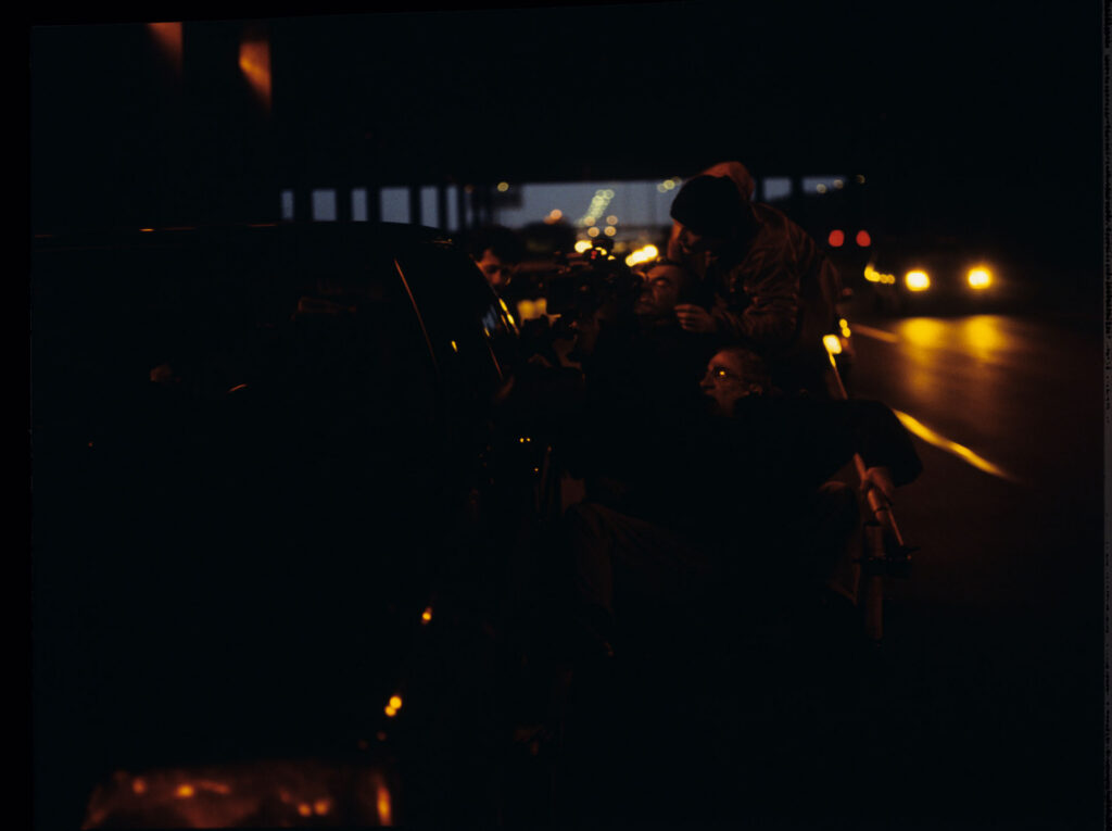 Kręcenie sceny na autostradzie przed wypadkiem samochodowym, w którym tragicznie ginie mąż i córka głównej bohaterki.