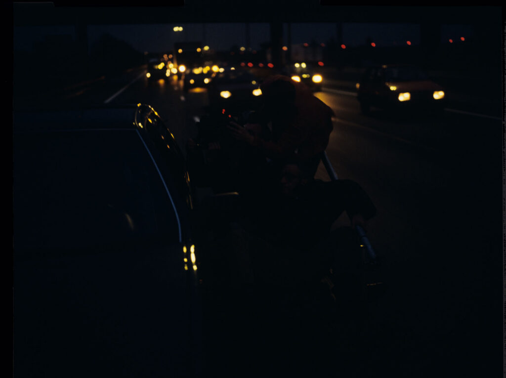 Kręcenie sceny na autostradzie przed wypadkiem samochodowym, w którym tragicznie ginie mąż i córka głównej bohaterki.