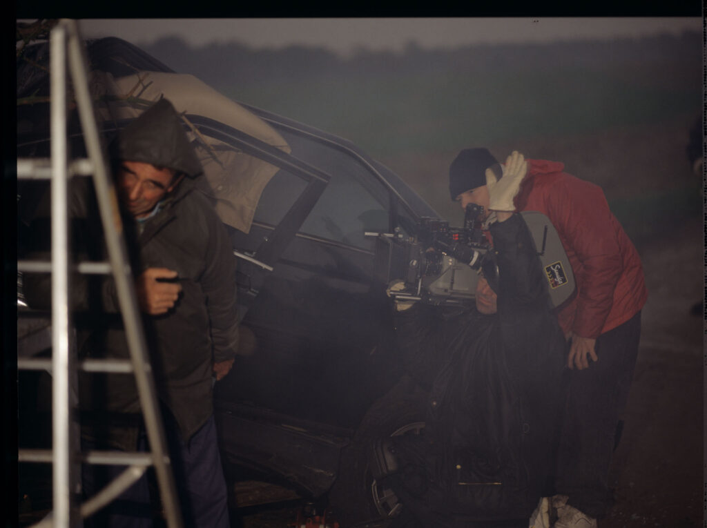 Przygotowania do kręcenie sceny na autostradzie przed wypadkiem samochodowym.