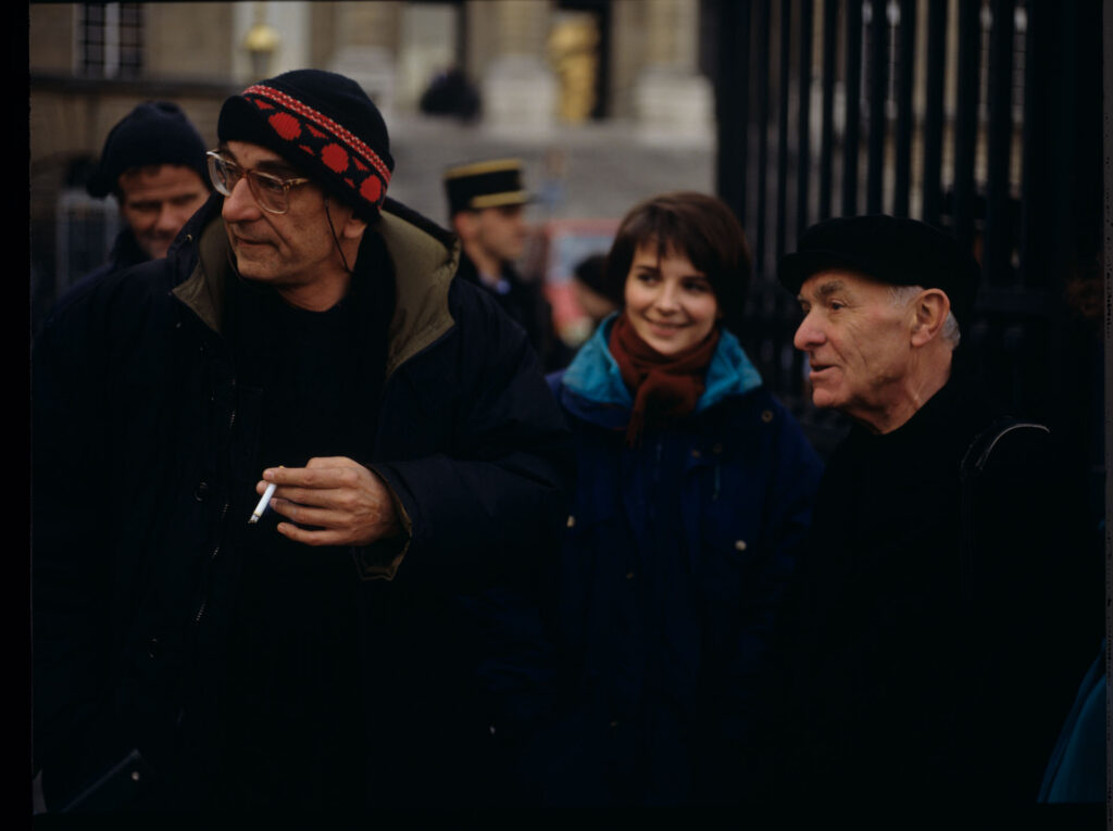 K. Kieslowski (reżyser), J. Binoche (odtwórczyni głównej roli), R. Gren (tłumacz) przed gmachem paryskiego sądu.