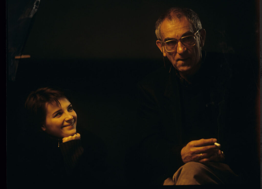 Krzysztof Kieślowski (reżyser) rozmawia z odtwórczynią głównej roli - Juliette Binoche.