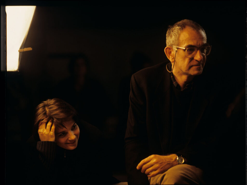 Krzysztof Kieślowski (reżyser) rozmawia z odtwórczynią głównej roli - Juliette Binoche.