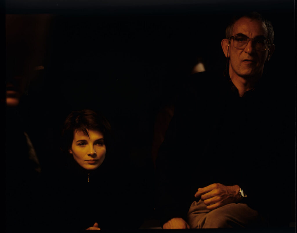 Krzysztof Kieślowski (reżyser) rozmawia z odtwórczynią głównej roli - Juliette Binoche.