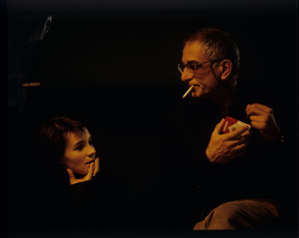 Krzysztof Kieślowski (reżyser) rozmawia z odtwórczynią głównej roli - Juliette Binoche.