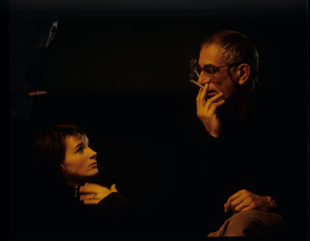 Krzysztof Kieślowski (reżyser) rozmawia z odtwórczynią głównej roli - Juliette Binoche.