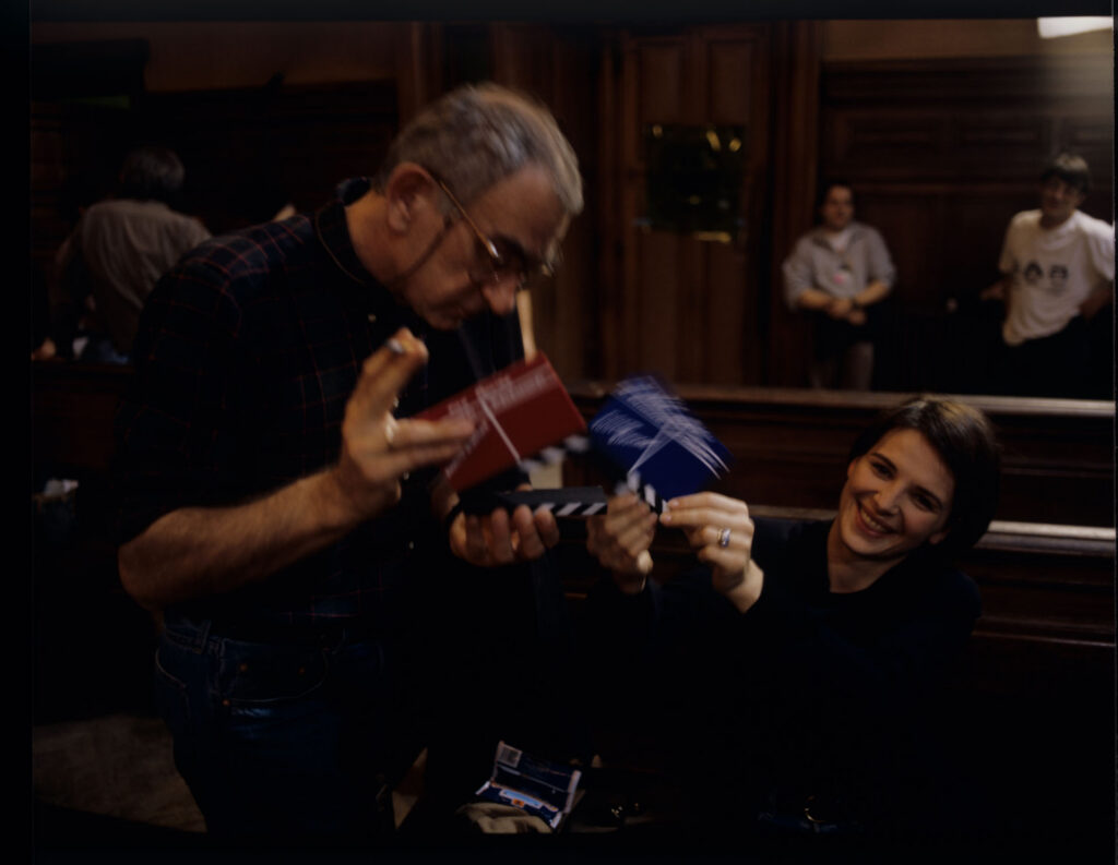 Krzysztof Kieślowski (reżyser) rozmawia z odtwórczynią głównej roli - Juliette Binoche.