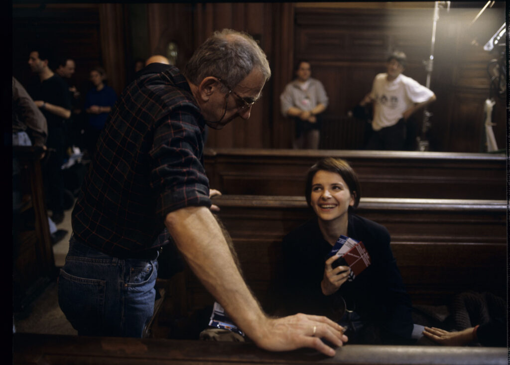 Krzysztof Kieślowski (reżyser) rozmawia z odtwórczynią głównej roli - Juliette Binoche.