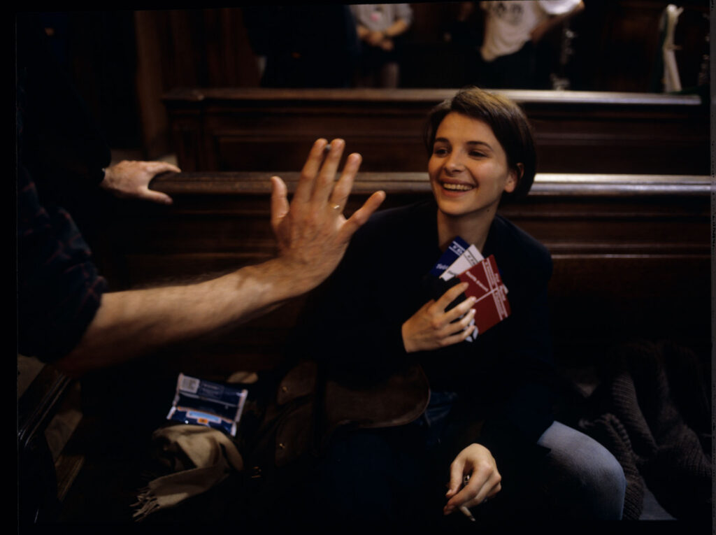 Krzysztof Kieślowski (reżyser) rozmawia z odtwórczynią głównej roli - Juliette Binoche.