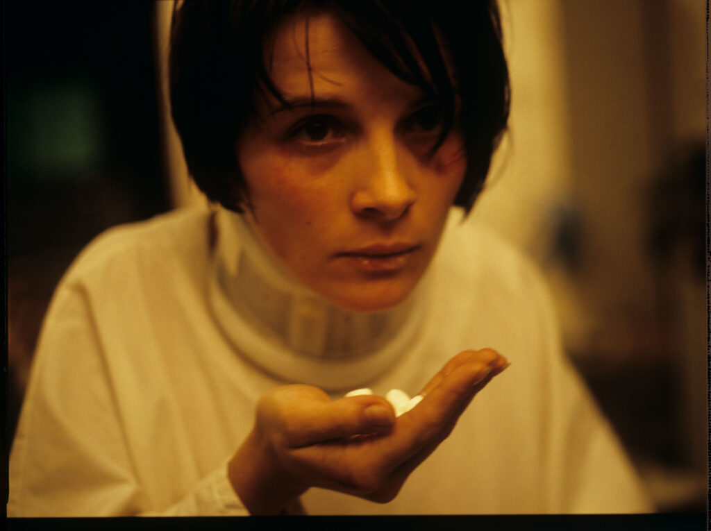 Julie (Juliette Binoche) in the hospital during a failed suicide attempt.