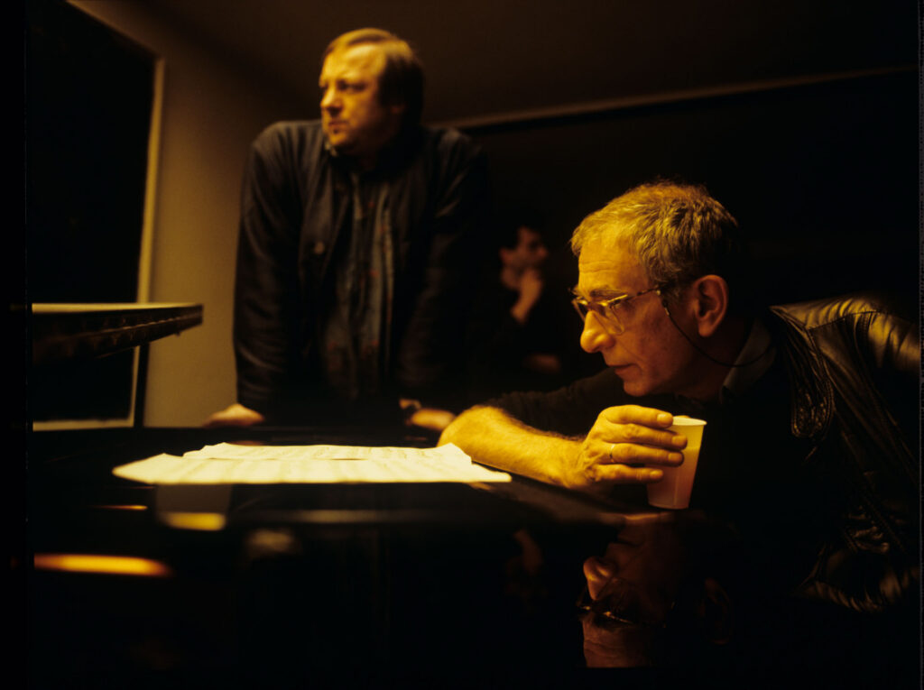 Zbigniew Preisner (kompozytor) i Krzysztof Kieślowski (reżyser) na planie zdjęciowym.