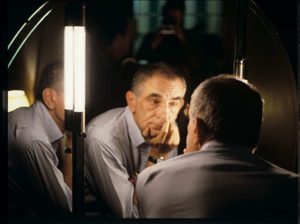 Krzysztof Kieślowski (reżyser) ogląda swoje odbicie w lustrze.