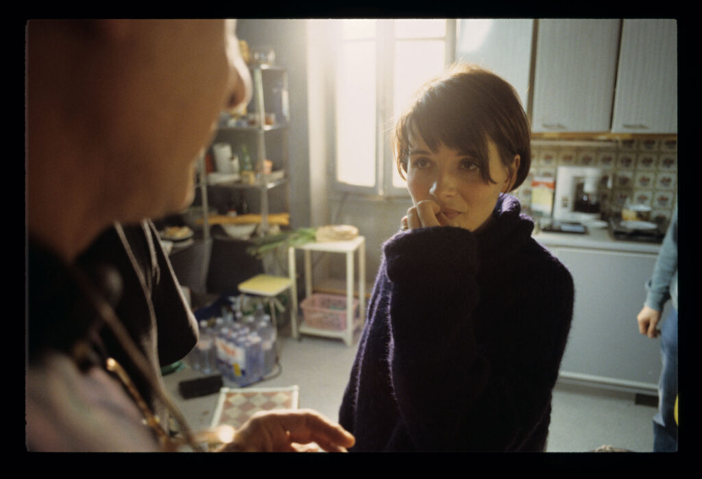 Krzysztof Kieślowski (reżyser) i Juliette Binoche (odtwórczyni roli Julie) podczas przerwy między ujęciami.