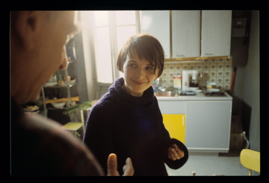 Krzysztof Kieślowski (reżyser) i Juliette Binoche (odtwórczyni roli Julie) podczas przerwy między ujęciami.