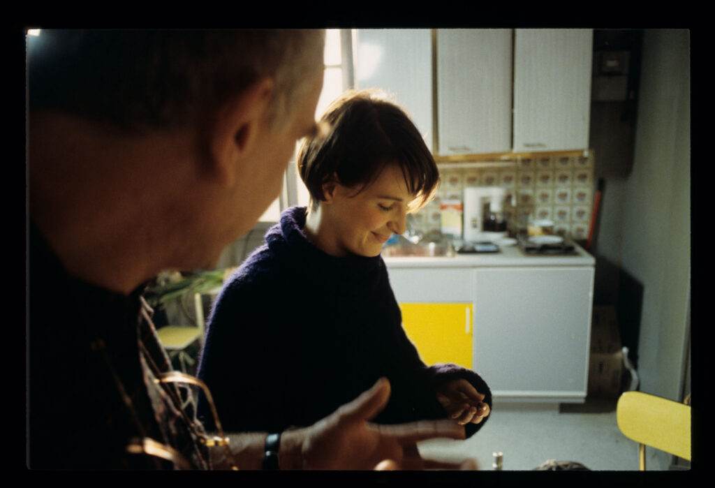 Krzysztof Kieślowski (reżyser) i Juliette Binoche (odtwórczyni roli Julie) podczas przerwy między ujęciami.